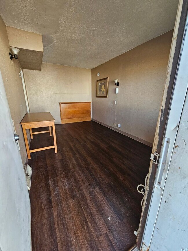 Building Photo - All utilities paid, no Deposit