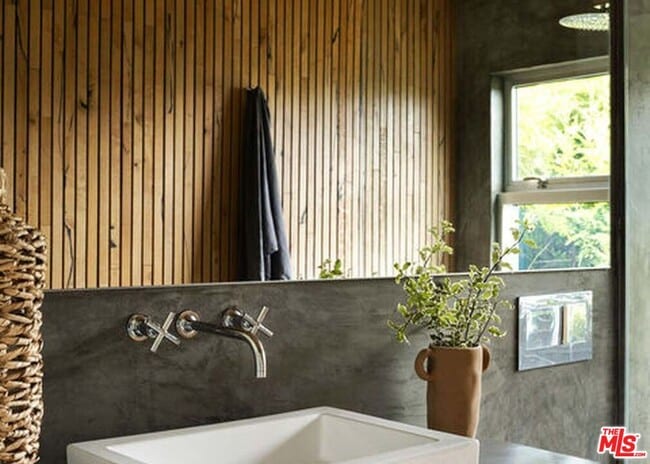 Building Photo - 2500 Zorada Dr