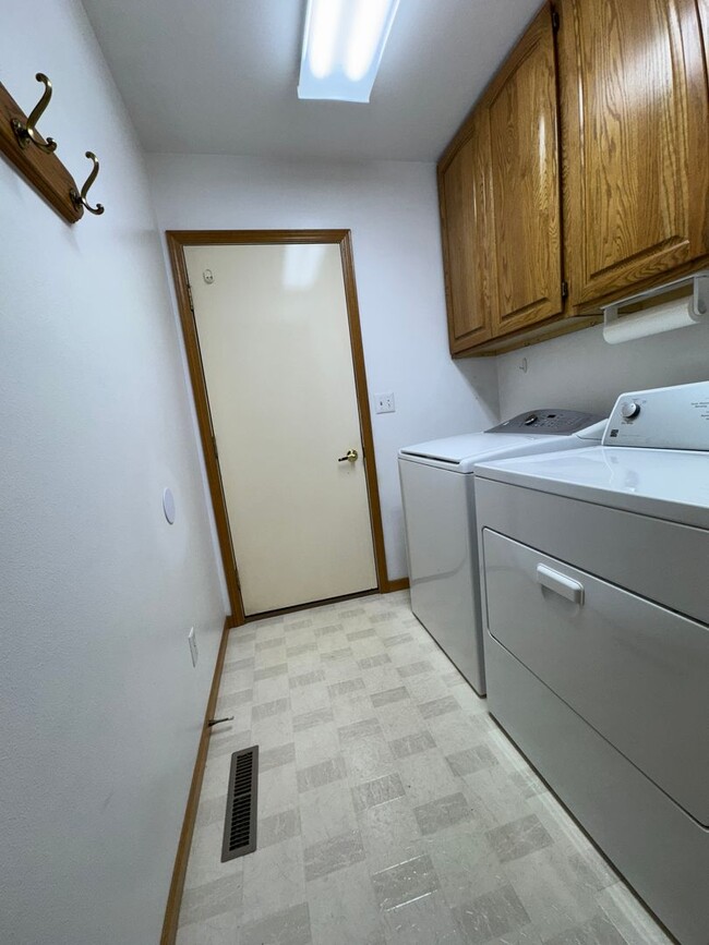 Building Photo - Beautiful home in English Ranch subdivision