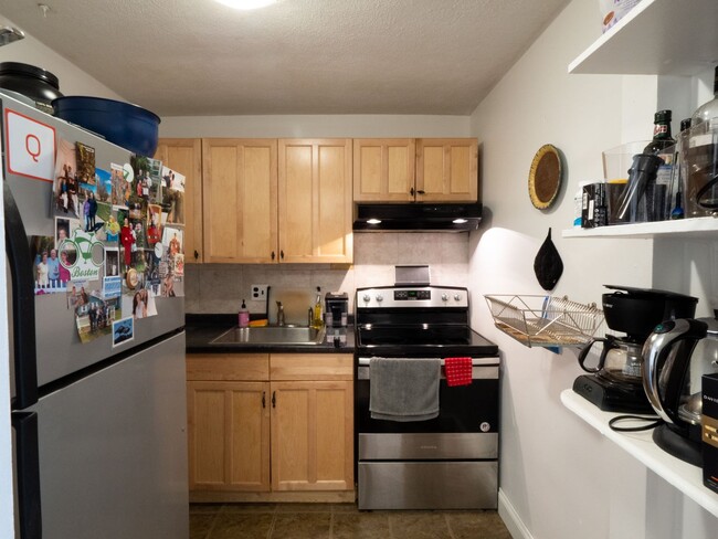 Building Photo - Spacious, Bright, and Updated 1 Bed With P...