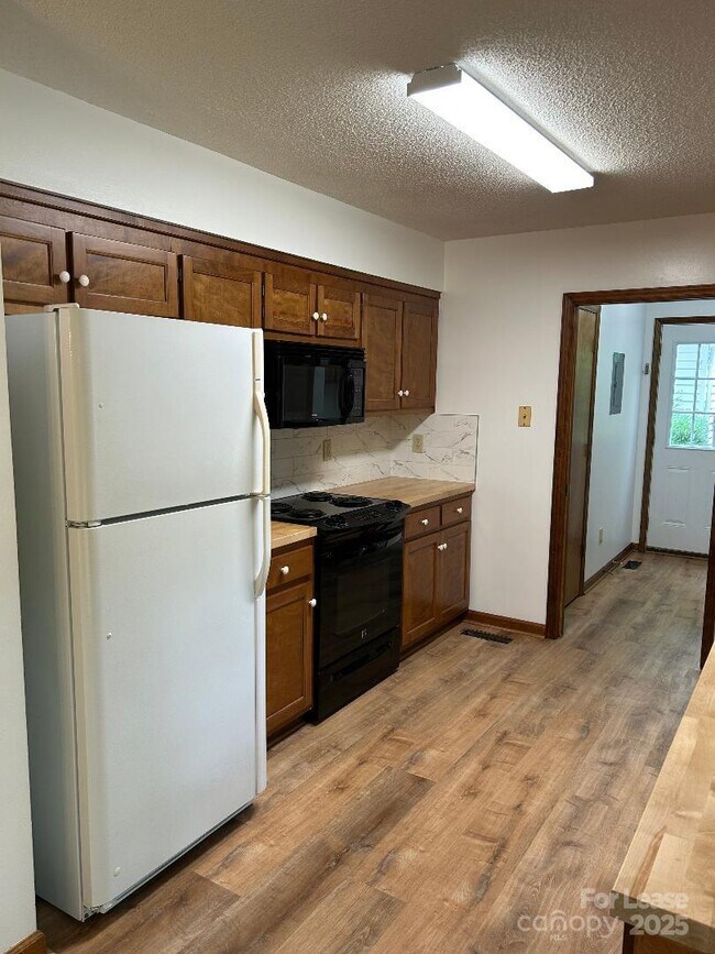 Building Photo - 7601 Farmbrook Dr
