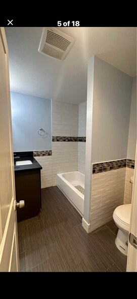 Full bathroom - 426 N Parkside Dr