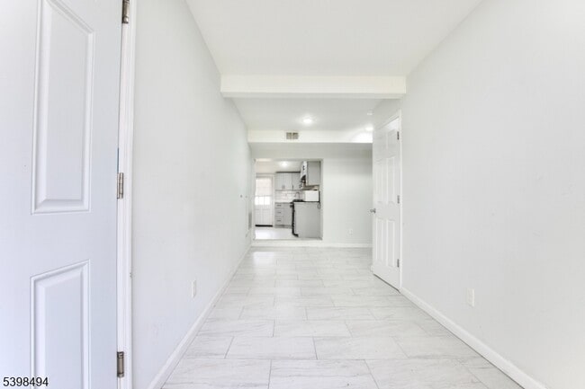 Building Photo - 220 E Munsell Ave