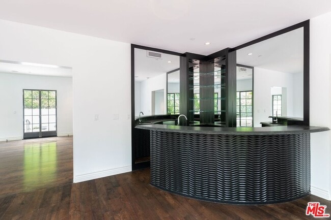 Building Photo - 1115 N Beverly Dr