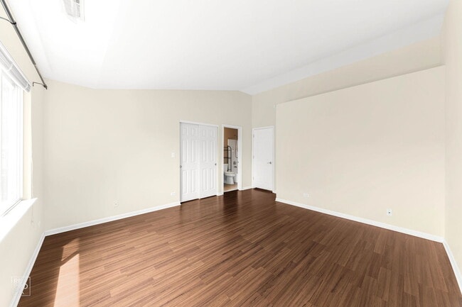Building Photo - 2751 Odlum Dr