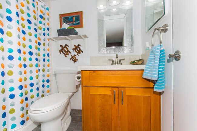 Building Photo - GROUND FLOOR FURNISHED 1/1 CONDO, 1 parking Avail 01.28.26