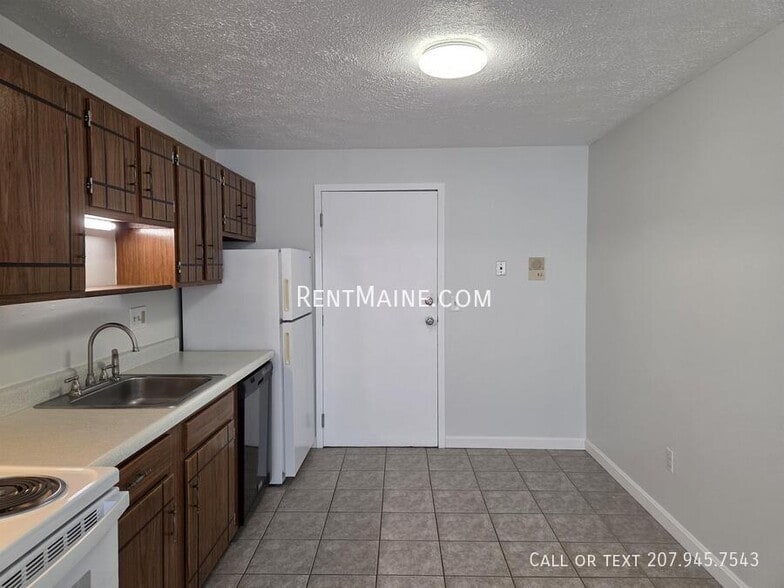 Building Photo - 10 Tall Pines Dr