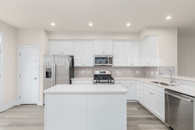 Building Photo - 14020 Sunrise Valley Dr
