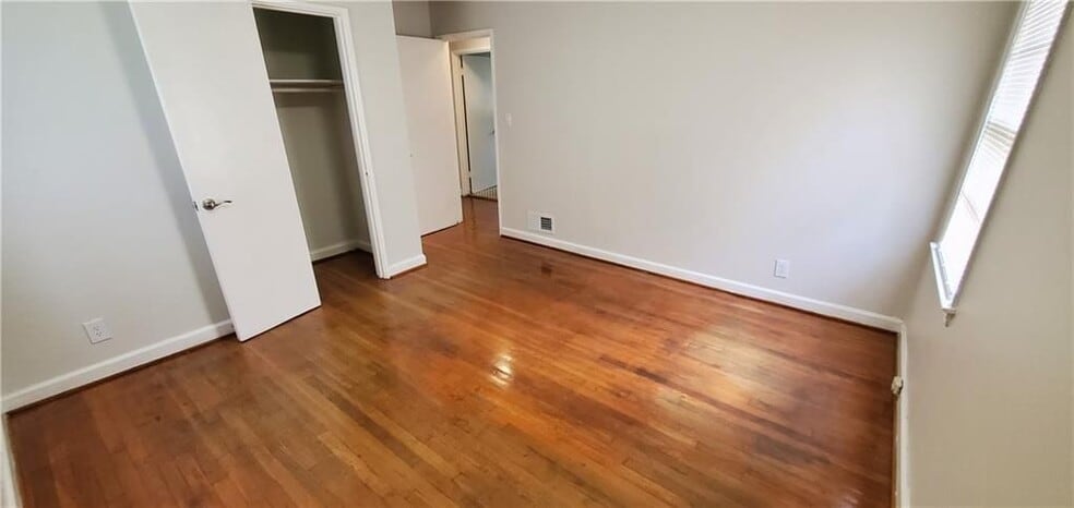 Building Photo - 2704 Gresham Rd S E