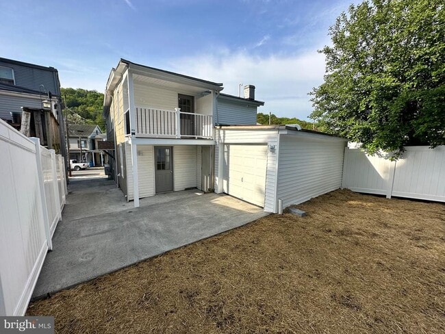 Building Photo - 113 N Coal St