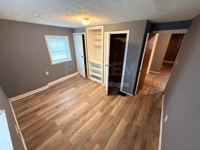 Building Photo - 221 W Way St