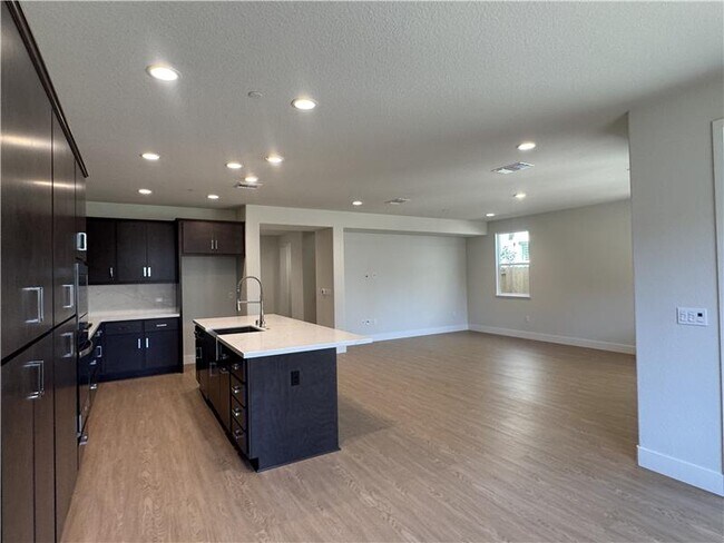 Building Photo - 140 Labrusca Dr
