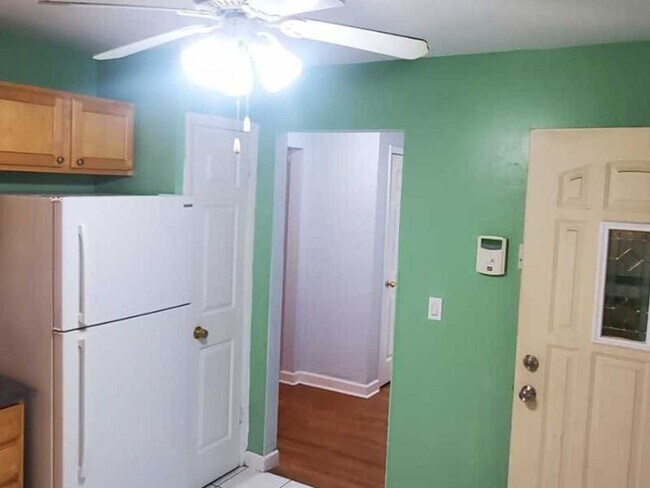 Building Photo - 1643 W Sherwin Ave