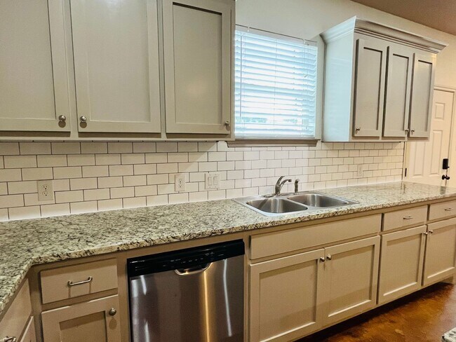 Building Photo - * MOVE IN SUMMER 6/27/2027 * $6500/$1300 per bed average 5 Bed 3 Bath 3 Block to TCU