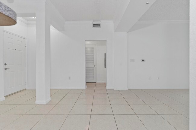 Building Photo - 533 NE 3rd Ave