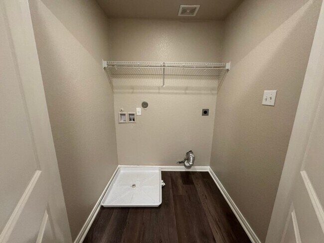 Building Photo - 3-Bedroom Home in Southeast San Antonio with Spacious Backyard & Open Layout