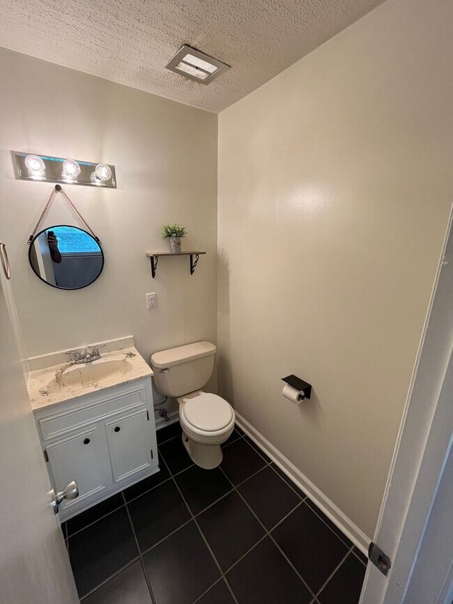 Building Photo - Nice One-Level 3 Bedroom 1.5 Bath Home