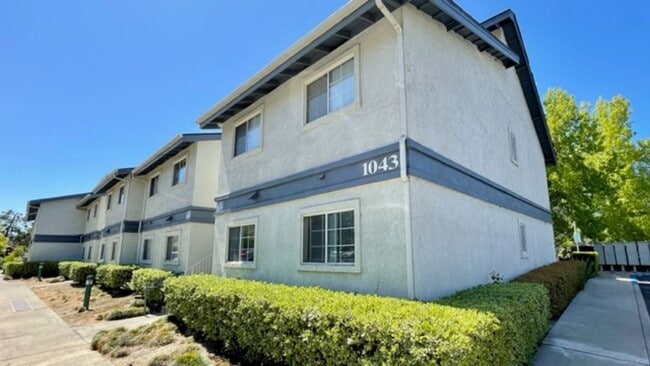 Building Photo - 2 Bedroom + Loft Condo in Parkwood Village