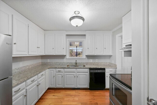 Building Photo - Welcome to this Comfortable, Charming & Outdoor Living, Single-Level Home