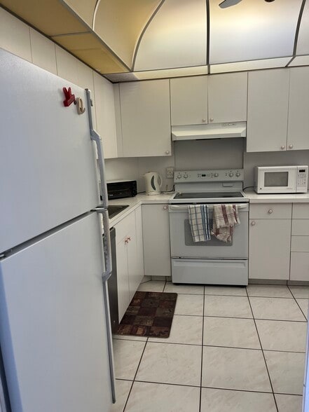 Building Photo - 1965 S Ocean Dr