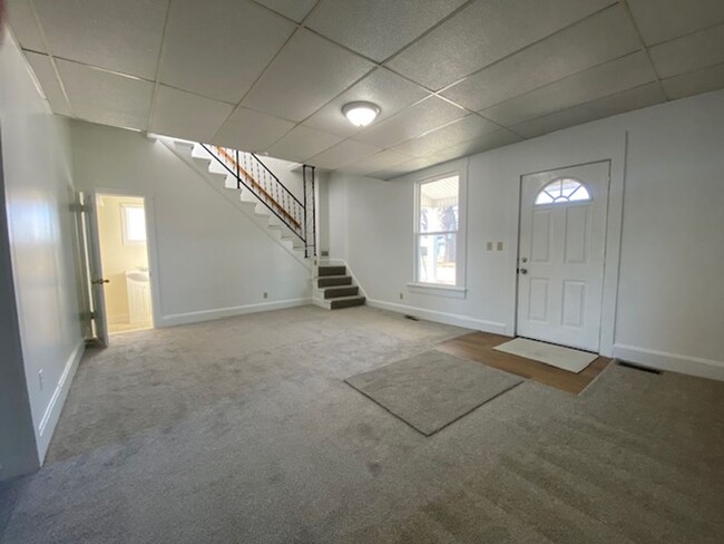 Building Photo - 2 Bedroom 1 Bathroom Unit Available in Urb...