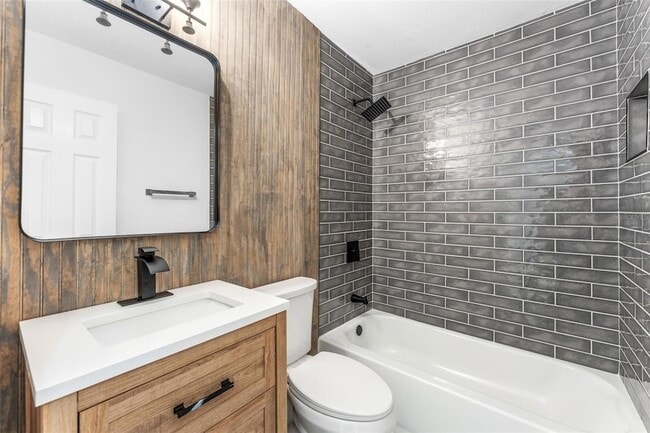 Building Photo - 8703 Driftwood Dr