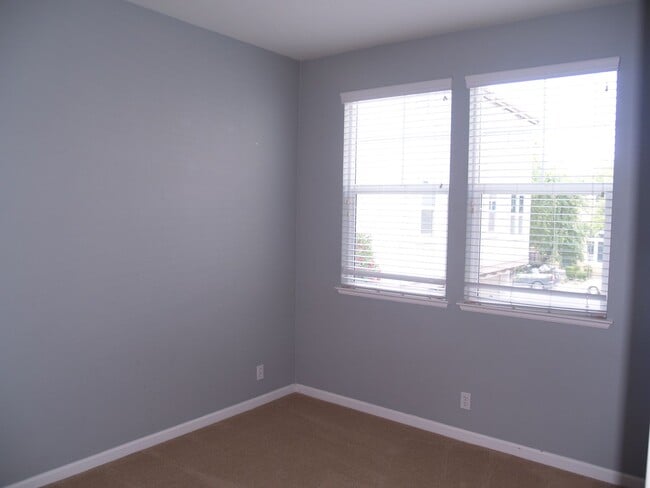 Building Photo - Beautiful end-unit Townhouse 3 bedrooms/2....