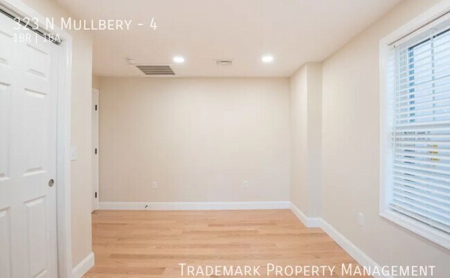 Building Photo - 323 N Mulberry St