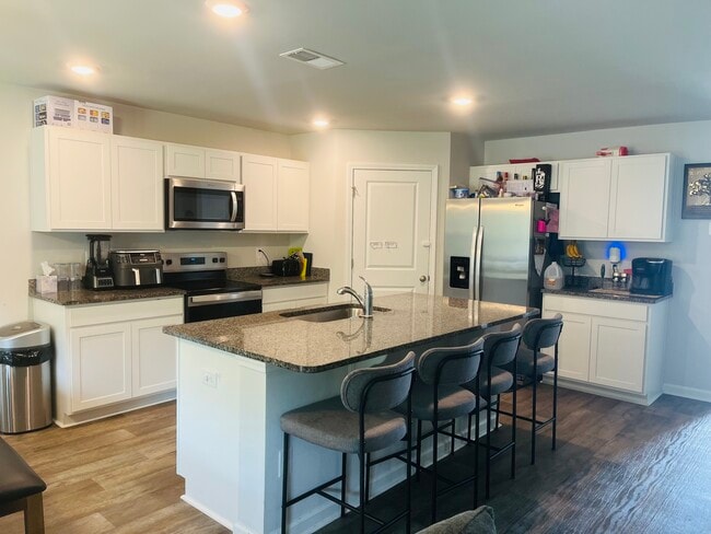 Building Photo - Eagle Creek