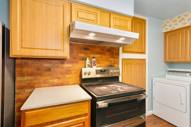 Building Photo - AVAILABLE FOR RENT – Beautiful 4BD / 2BA Home in Tacoma!