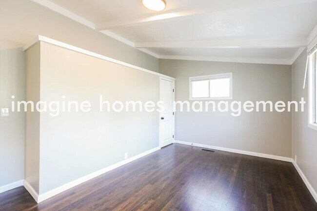 Building Photo - Freshly Renovated 3 Bedroom 1.5 Bath Home ...