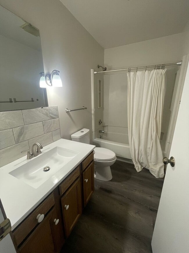 Building Photo - 1376 Red Tail Hawk Dr