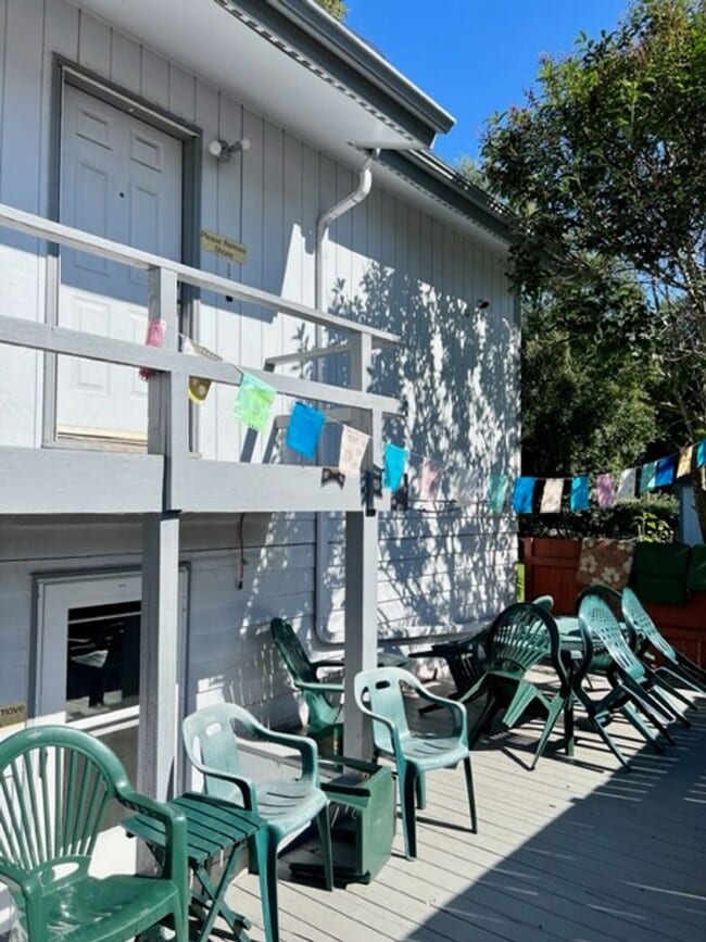 Building Photo - Downtown Furnished Two Bed Unit in Duplex-...