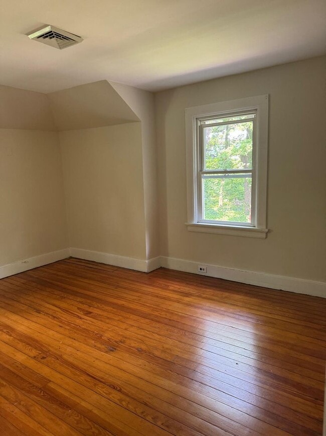 Building Photo - Riverfront home in a quiet spot, 3 acres, ...