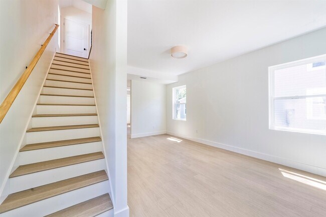 Building Photo - 962 Alexander St