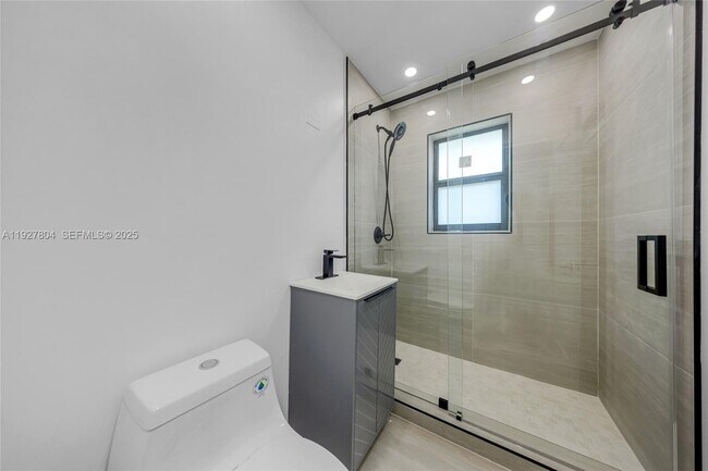 Building Photo - 2318 Scott St