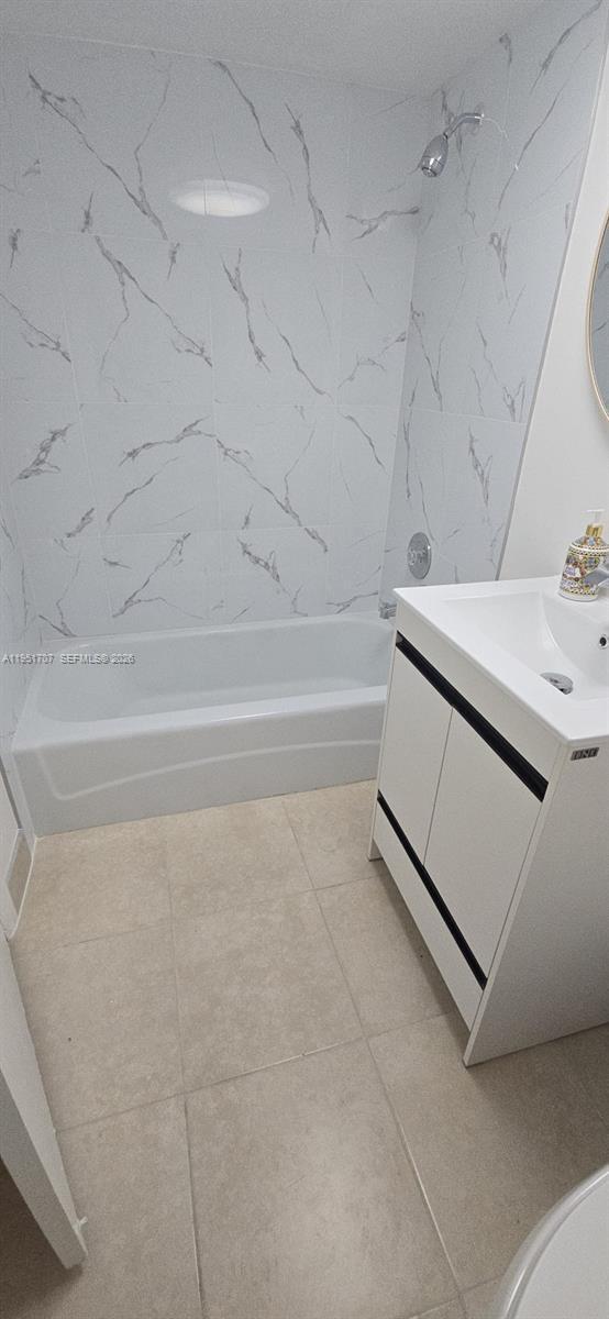 Building Photo - 3680 Inverrary Dr