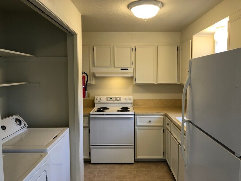 Building Photo - 583 Amanita St