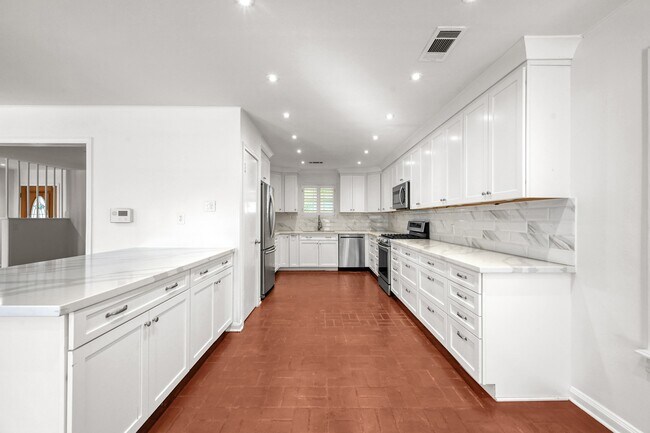 Building Photo - 26926 Maplewood Dr