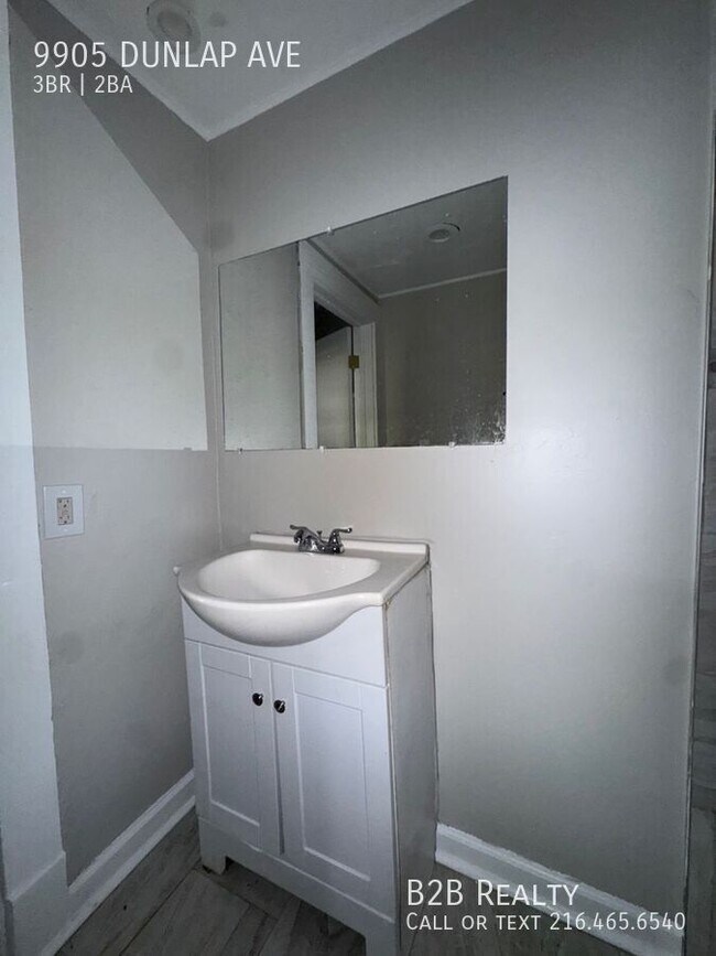 Building Photo - 9905 Dunlap Ave