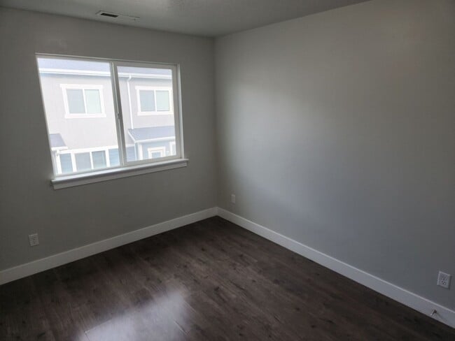 Building Photo - 4 Bedroom 2.5 Bathroom Lehi Townhome!