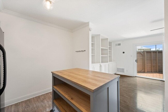 Building Photo - 2500 Steck Ave