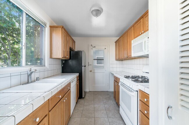 Building Photo - 1572 Buena Vista Ave