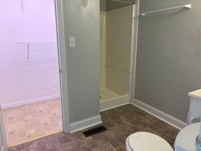 Building Photo - 4 Bedroom, 2 Bathroom House in Greensboro!