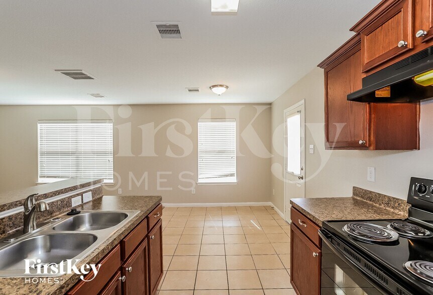 Building Photo - 6722 Clover Walk Ln