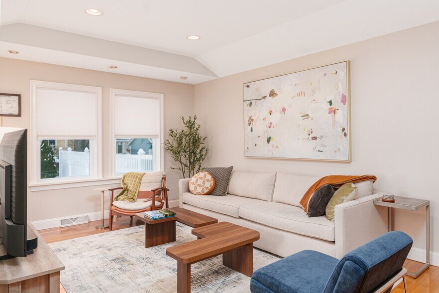 Building Photo - 99 W Circular St