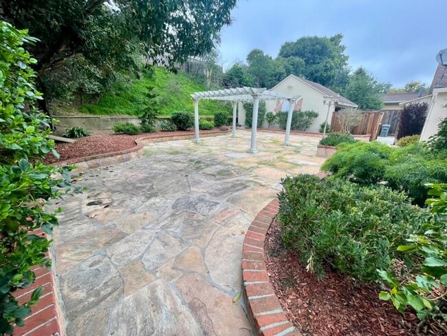 Building Photo - Indoor/outdoor living, spacious 4/2 on a quiet street in Mills Estates