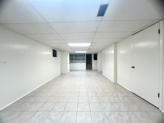 Building Photo - 25W135 Essex Ave