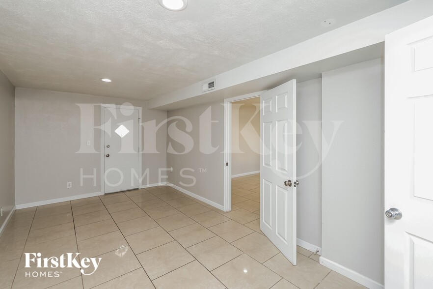 Building Photo - 5642 Clydesdale St