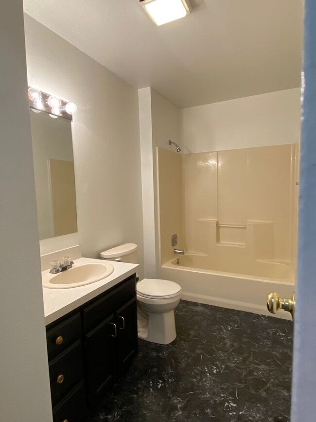 Building Photo - 2 bedroom 2 bath with a 1 car garage